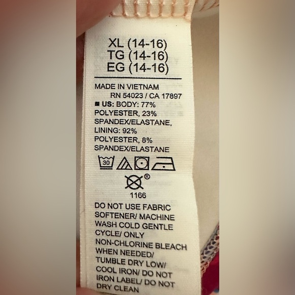 Old Navy Red and Blue Sleeveless Crop Sports Bra ❤️🟣🩷 - Picture 7 of 7